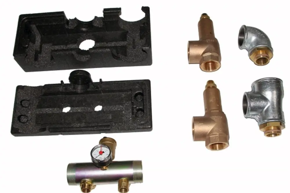 Wolf Produkt mit zwei schwarzen Halterungen, verschiedenen Metallventilen in bronzefarben und vernickelt, sowie einem Druckmesser in der Mitte.
